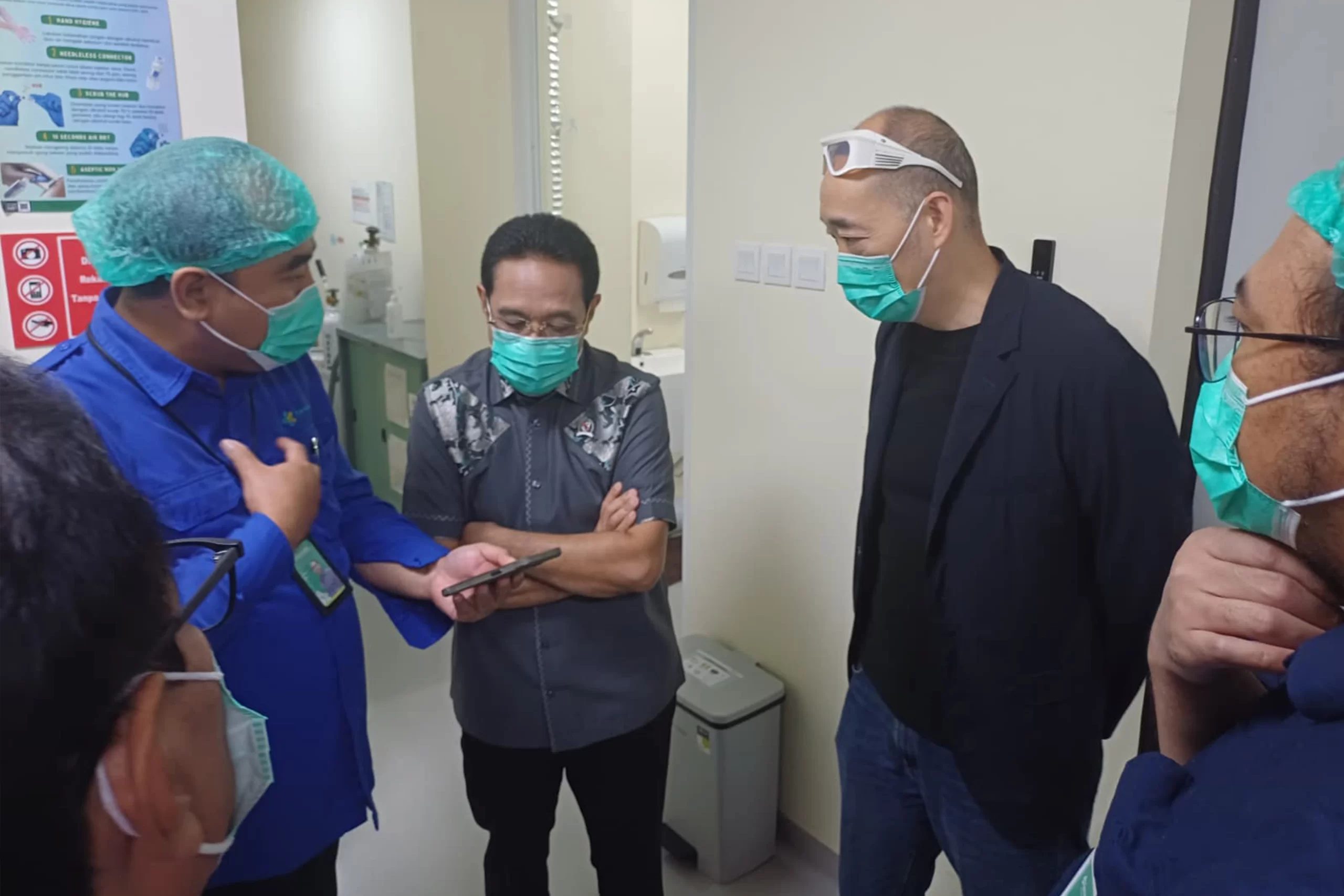 10-Dr-Wei-with-the-Vice-Ministry-of-Health-in-Patient-Visit-at-RSCM