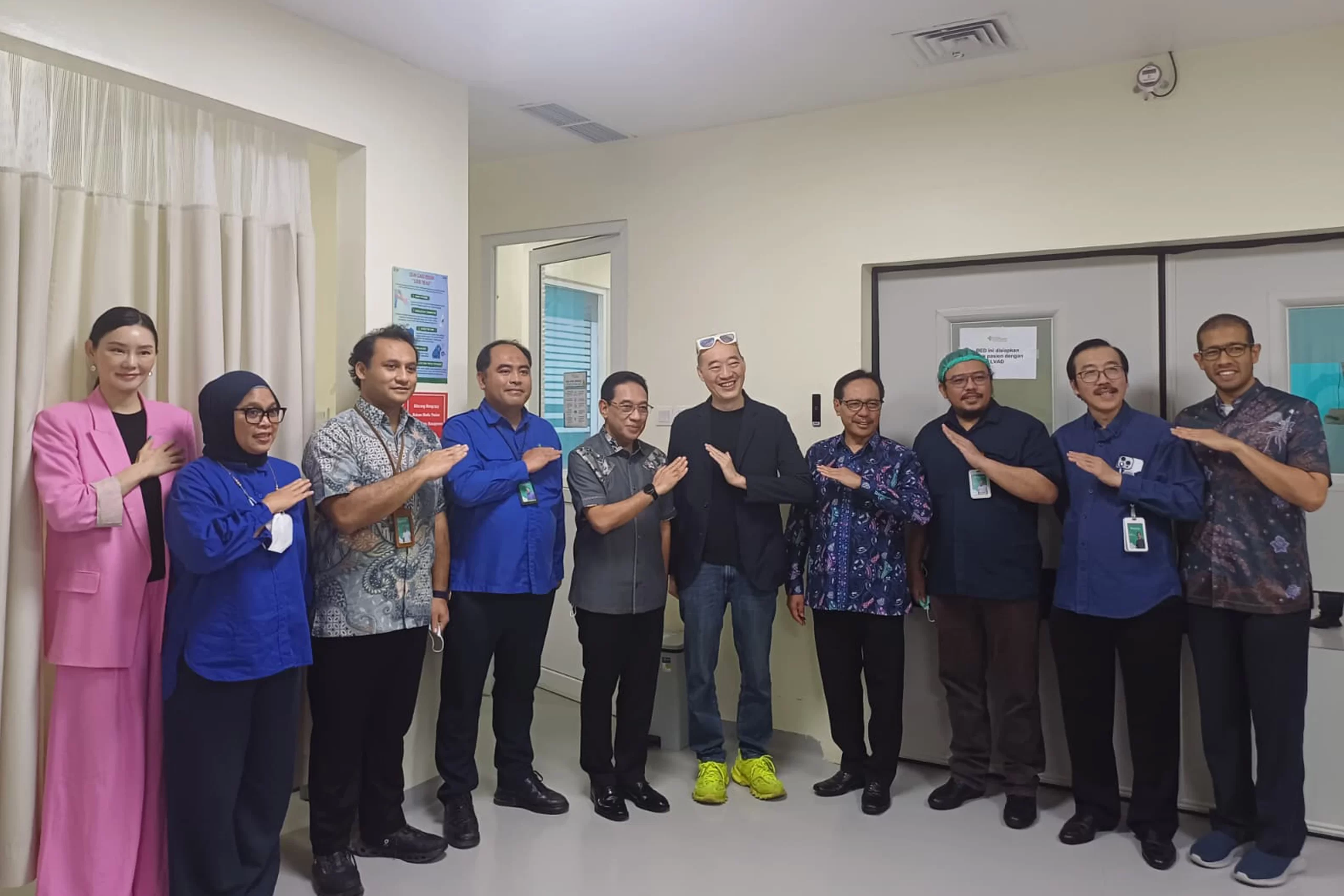 11-Dr-Wei-with-the-Vice-Ministry-of-Health-in-Patient-Visit-at-RSCM