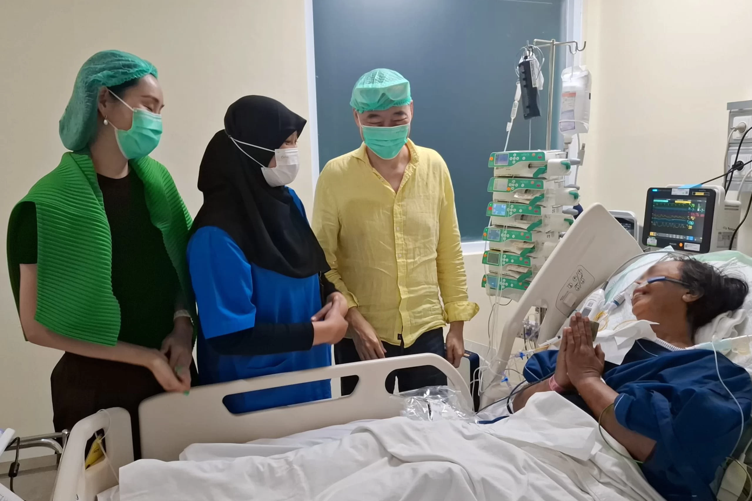 9-Dr-Wei-with-the-patient-at-the-ICU